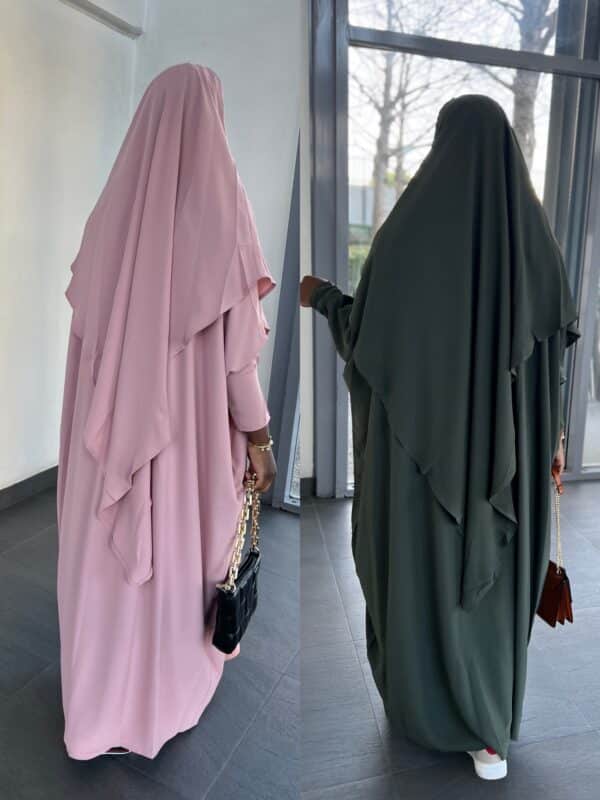 Ce magnifique ensemble composé d’une Abaya coupe papillon en soie de Medine manches serrées,et de son Khimar et son  assorti