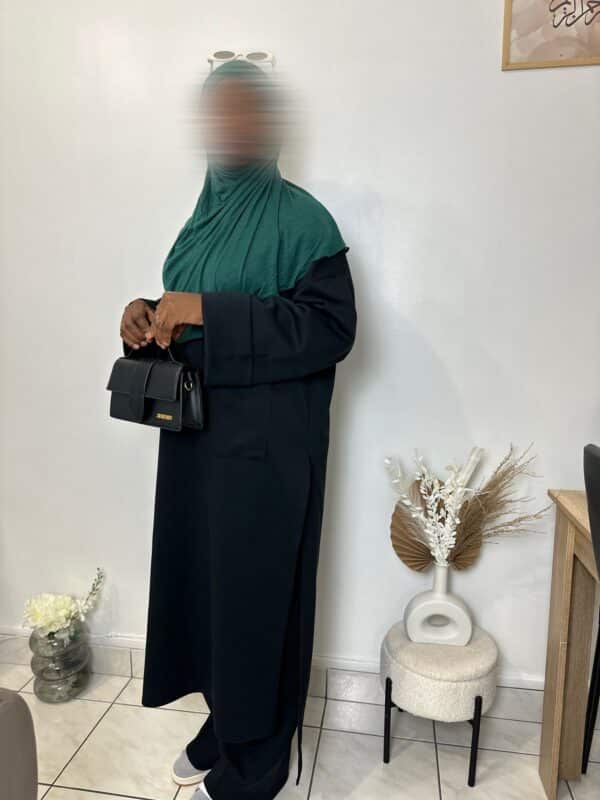 ensemble shayma noir, composé d'un pantalon large et d'une tunique longue et ample. Avec 2 poches à l'avant.