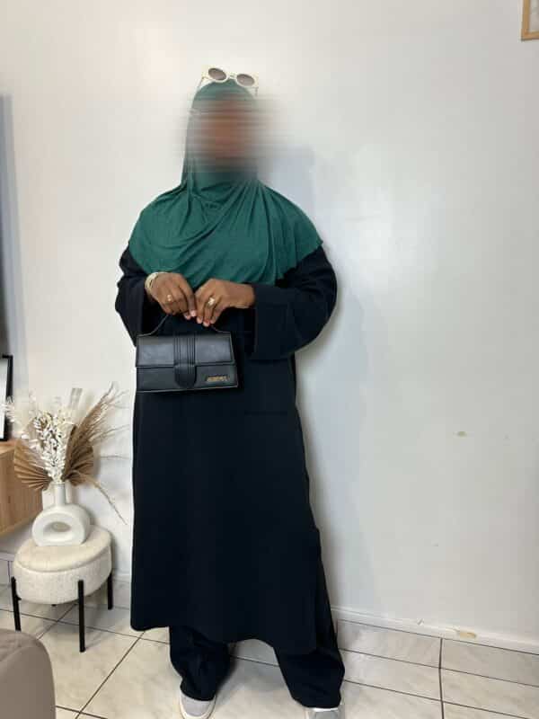 ensemble shayma noir, composé d'un pantalon large et d'une tunique longue et ample. Avec 2 poches à l'avant.